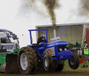 ford_pulling_tractor